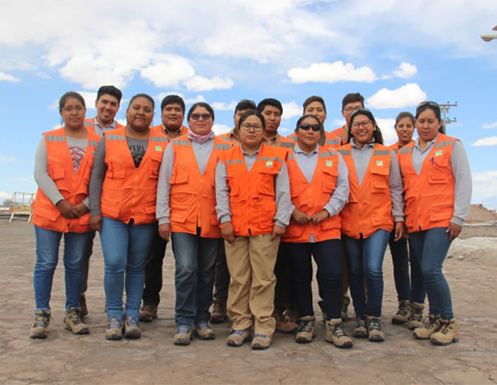 Grupo de aprendices en técnicas mineras