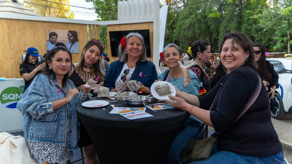 Taller de PalpArte en Ruidosa Fest 2025 enseñando prevención del cáncer de mama y autocuidado